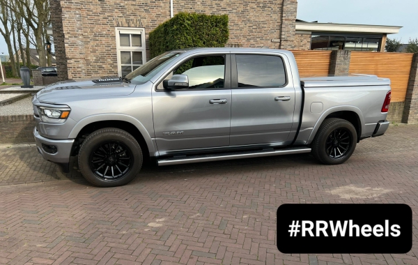  Deze Dodge Ram hebben wij rondom voorzien van nieuwe 20 inch KMC XD Series type XD855 in Gloss Black Machined Grey tint in 10J ET-18. Geweldige wielen voor deze truck!