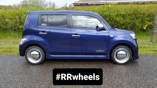 Daihatsu Materia voorzien van 16 inch Presidential Wheels in 4x100 7J ET30. Unieke verschijning!