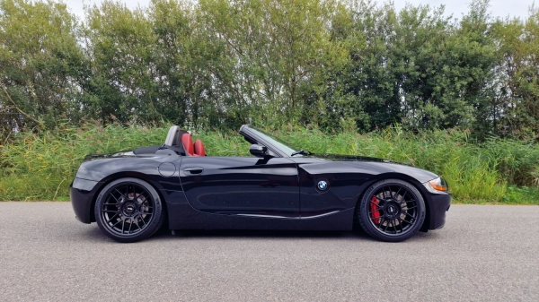 BMW Z4 voorzien van een 18 inch APEX ARC-8 breedset 8.5J ET35 en 9.5J ET35 5x120 in Gloss Black 
