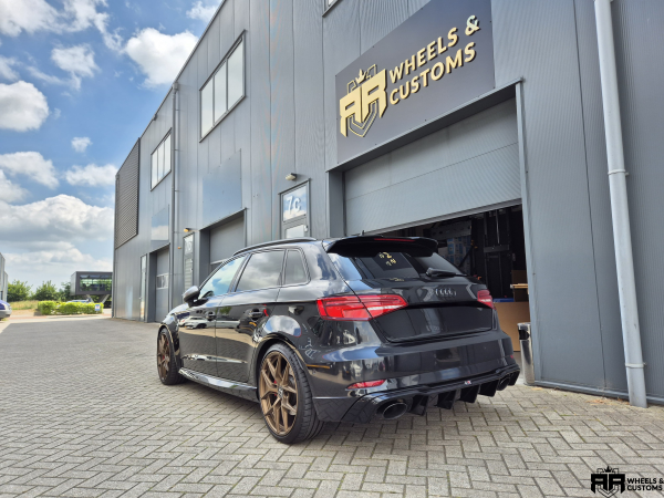 Audi RS3 8V Sportback voorzien van Motec Ultimate mat bronze 19 inch 8.5J ET45 inclusief Maxton Design Diffuser