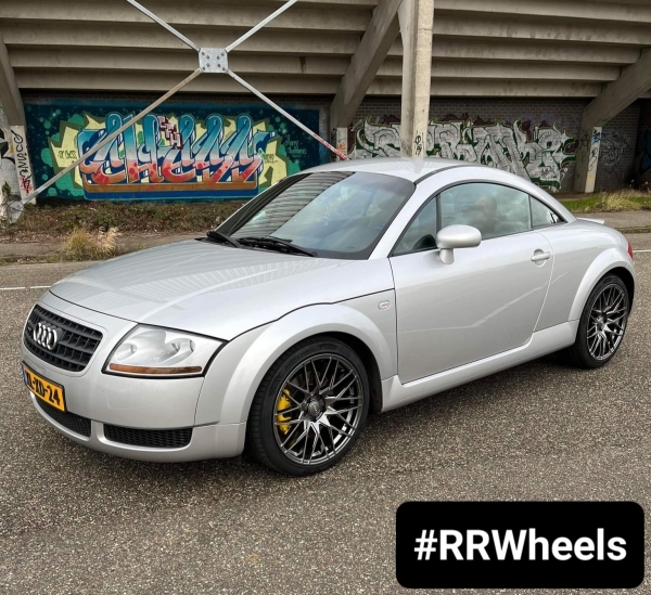 Audi TT voorzien van 18 inch velgen Rayone Fast 003 velgen Hyper Black in 5x100 8J ET35!