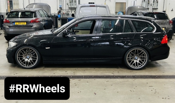  BMW E91 uitgerust met 19 inch IWP Custom W703 Gun Metal velgen in 5x120 8.5J en 9.5J ET35. Geweldige klassieke uitstraling!