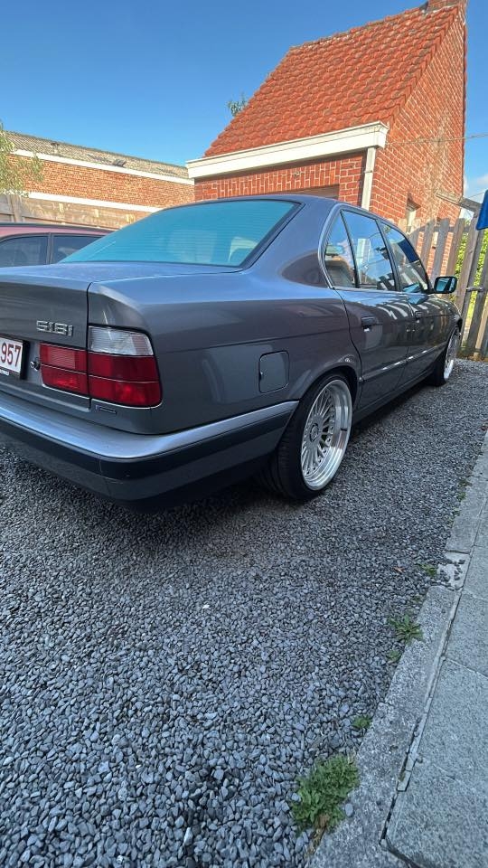 BMW 5 serie E34 voorzien van 19 inch x 8.5J ET20 + 10J ET25 5x120 YKW Wheels Y9670 - Full Silver Machined Lip - Breedset Alpina