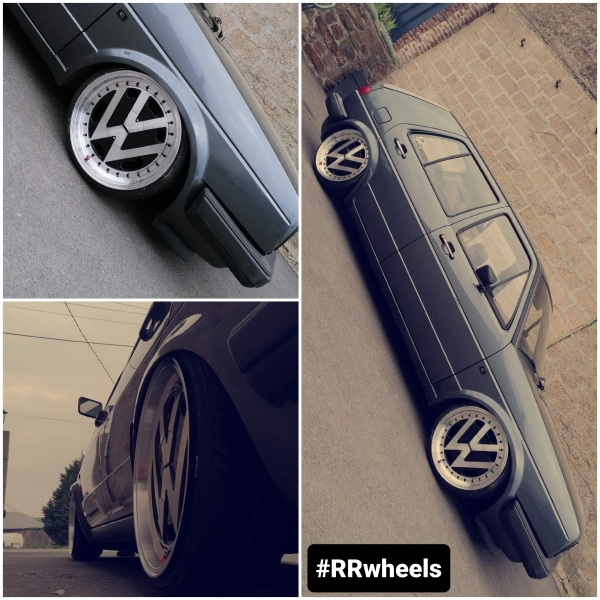 Deze Volkswagen Golf 2 voorzien van 17 inch VW logos A57 in 7.5J ET30 met Nankang 165 40 17 banden