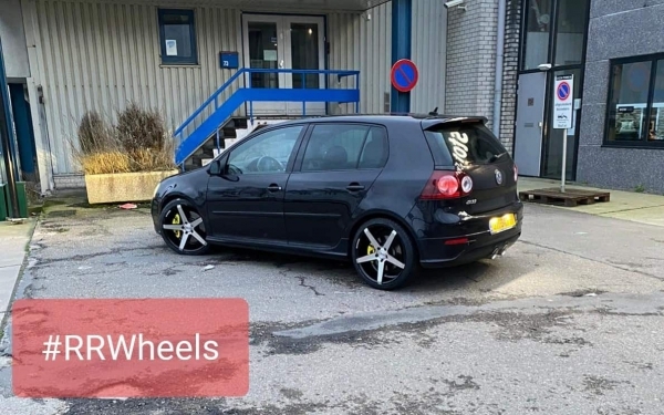 VW Golf R32 voorzien van Z-Performance ZP6.1 19 inch 8.5J Et45 rondom.