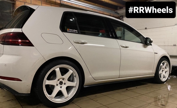 Volkswagen Golf 7 voorzien van 18 inch JF luxury TE white edition in 5x112 8J ET38 inclusief nieuw Vredestein Ultrac in de maat 225 40 18.