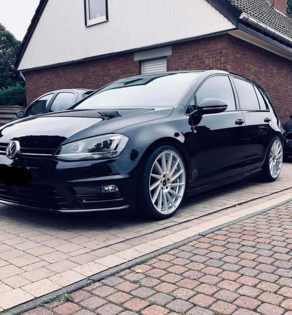 Volkswagen Golf 7 voorzien van 19 inch JNC velgen 8.5j met ET35.