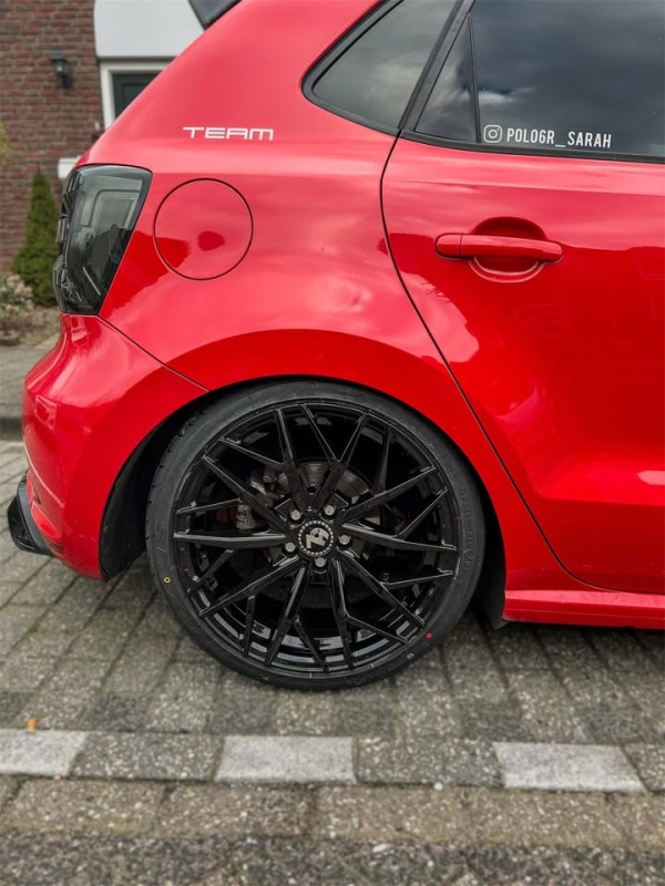 Volkswagen polo 6R voorzien van 79Wheels SV-C 17 inch 5x100 ET40 73.1 680kg BG - Black Glossy 
