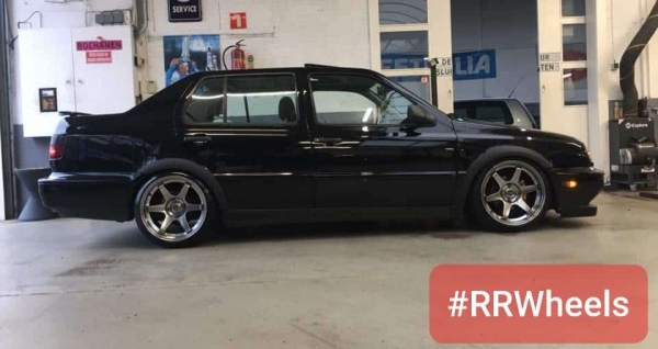 Volkswagen Jetta Mk3 voorzien van een 17 inch breedset 4x100 8.J 9.J ET20 forged wheels