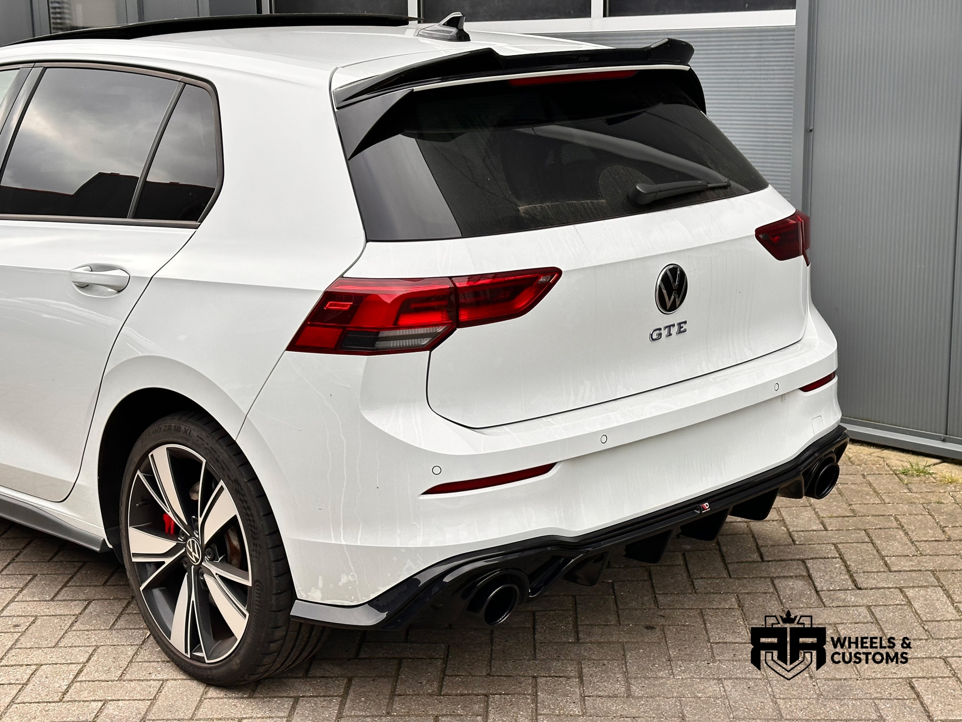 Rear Valance + Exhaust Black Ends Imitation Volkswagen Golf GTE / R-Line Mk8 / Mk8 Facelift / Diffuser Spoiler Cap V.2 Volkswagen Golf 7 Facelift R / R-Line / GTI