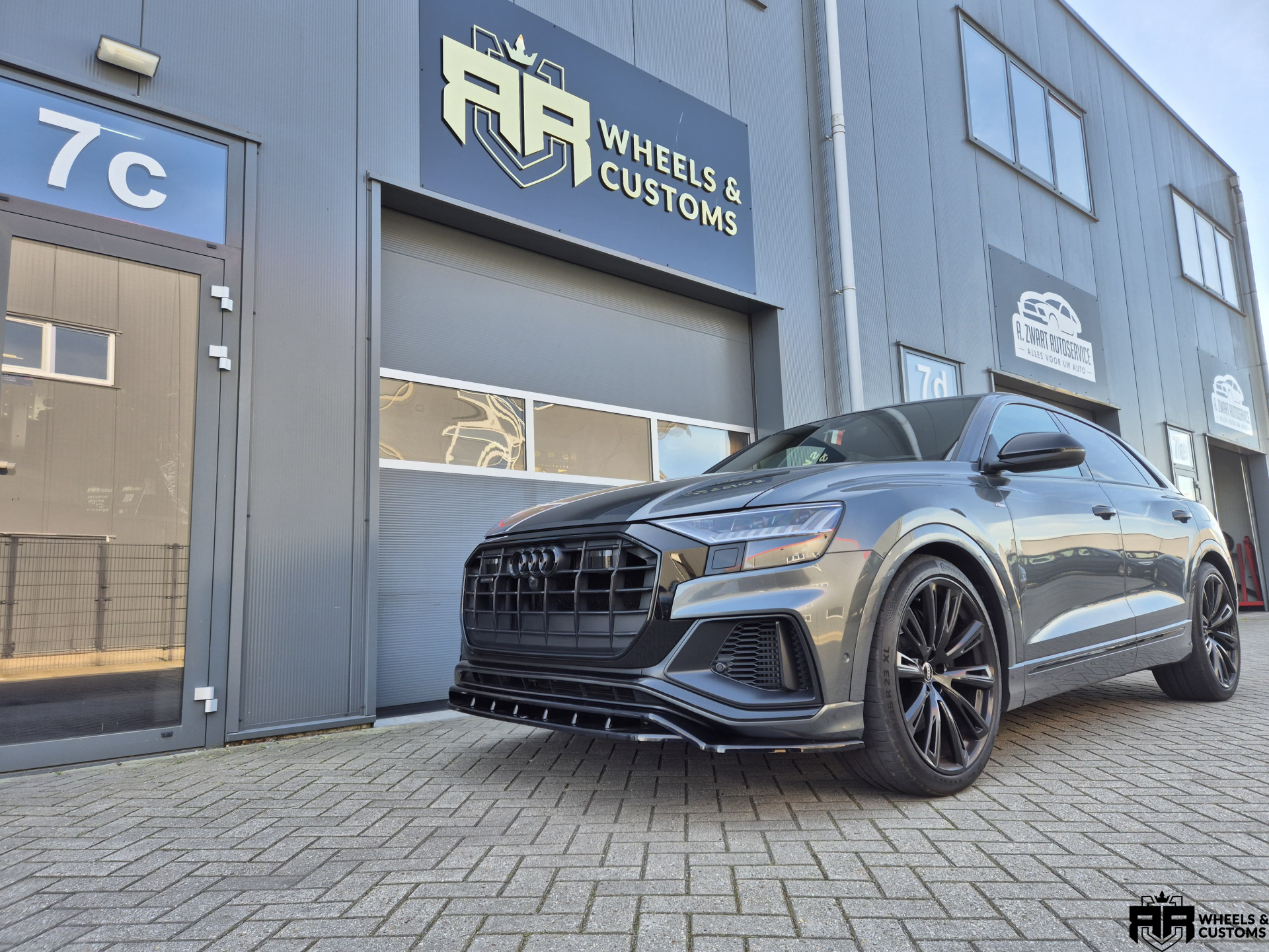 Audi Q8 S-line voorzien van Maxton Design bumperlip